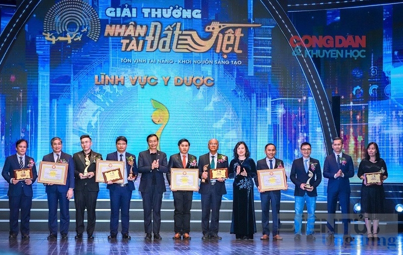 truong nhom nghien cuu truong dh phenikaa dat giai thuong nhan tai dat viet 2023