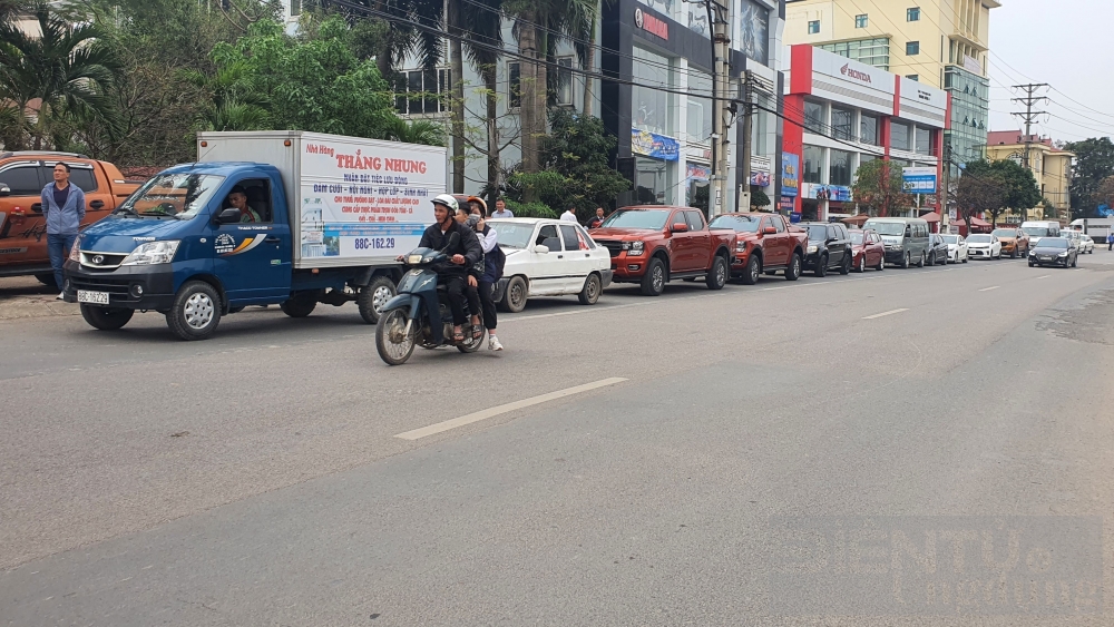 vinh phuc tac duong vi xe tu cac tinh lan can do ve dang kiem ngay mot dong